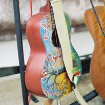 Die wunderbar bemalte Ukulele ...
The wonderfully painted ukulele ...